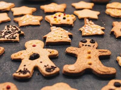 Des sablés de Noël à la vanille en forme d'étoiles et de bonhommes.